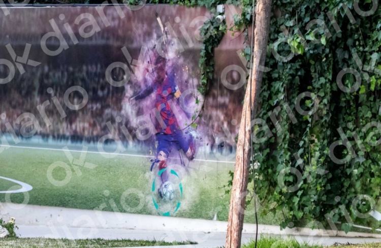 西媒:蒙特罗公司总部内的壁画上挂的是梅西在巴萨效力时的画像
